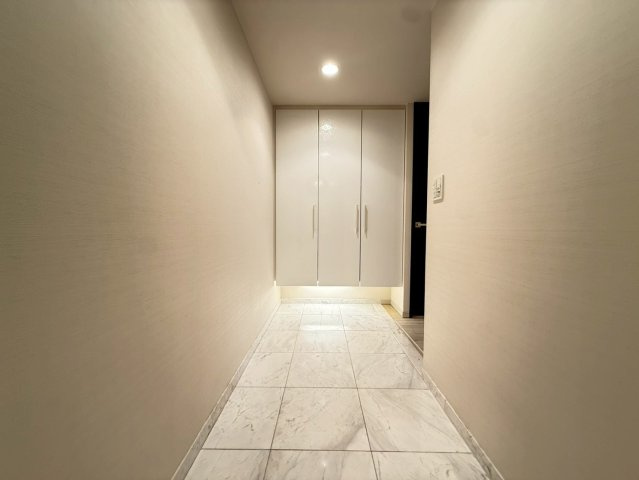玄関扉を開けて入室する際のお写真になります☆