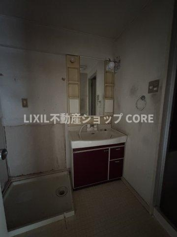 ゆとりの洗面スペースで朝の身支度も快適スムーズに。鏡の裏にはたっぷりと収納スペースを標準装備！　