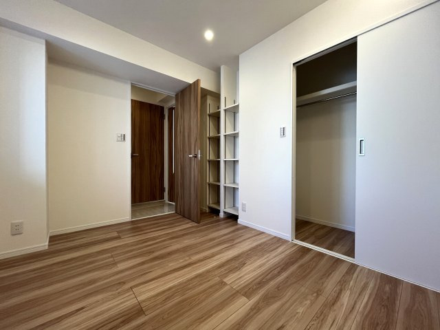 ベッドを配置しても動線を確保しやすく、主寝室としても使いやすい広さがあります。