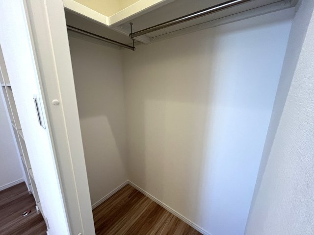 ウォークインクローゼットを備え、衣類や季節物までまとめて収納しやすい設計です。