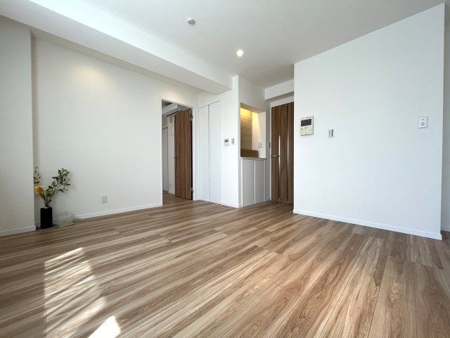 床暖房付きのLDK。冬場も足元から暖かく、ゆったりと寛げる住空間を演出します