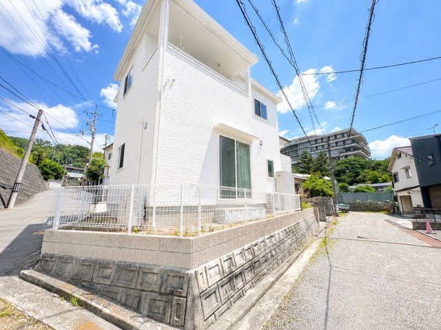 住宅街でありながら、買い物施設や教育施設へのアクセスが良好な立地です。周辺は交通量も比較的落ち着いており、小さなお子様のいるご家庭にもおすすめ。長く安心して暮らせる住環境です。