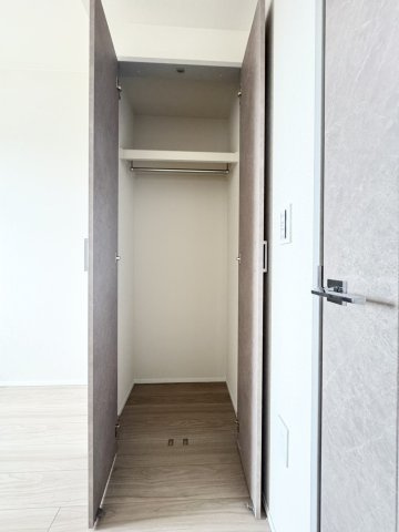 【洋室（4.5帖）】クローゼットを備えた収納スペースで、お部屋をすっきりと広くお使いいただけます。衣類や日用品、季節物まで収納でき、快適で整理しやすい住空間を実現します。