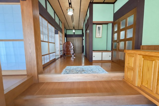 ゆとりある広さの玄関ホール。障子や格子建具が和の趣を演出し、訪れる人を温かく迎えます。段差もゆるやかで上り下りしやすい設計。奥行きのある空間で、住まい全体のゆとりを感じられる玄関です。