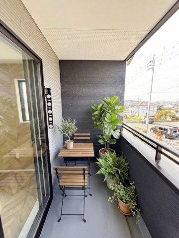 屋根付きバルコニーだから天気に左右されずに洗濯物を干せて便利。※画像はイメージです。
