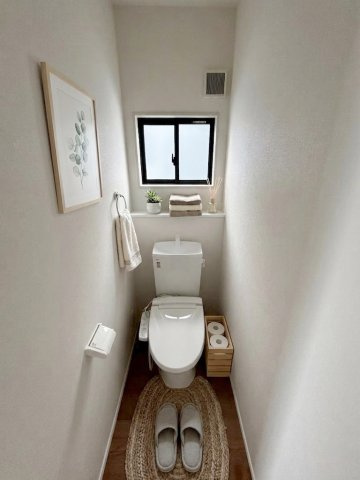 ウォシュレット機能付きトイレです。タオルリングやペーパーホルダーも完備です。※画像はイメージです。