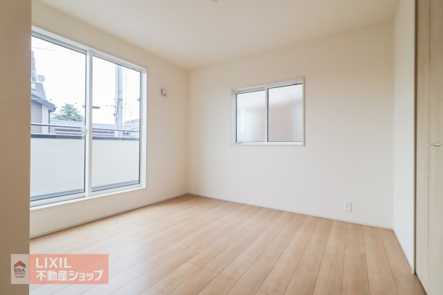 【寝室】現地完成写真。明るい採光の入る主寝室です。