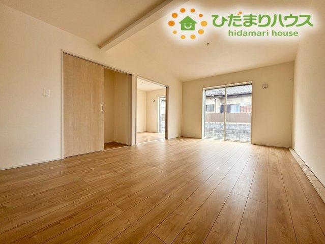 対面キッチンからお部屋全体が見渡せる、開放的なリビングダイニングです！小さなお子様が元気に遊んでいる様子を常に視界に入れながら、安心して美味しい夕食の準備や片付けを進めることができますね♪