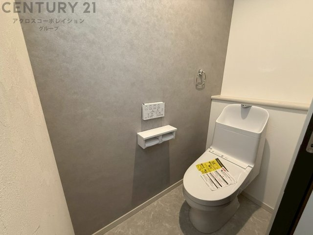 温水洗浄便座付トイレは温水洗浄機能により、暖かい水でおしりを洗浄することができ、冷たい水を使う従来の便座に比べ、温水洗浄機能で暖かいトイレを提供し、快適な使用を可能にします。