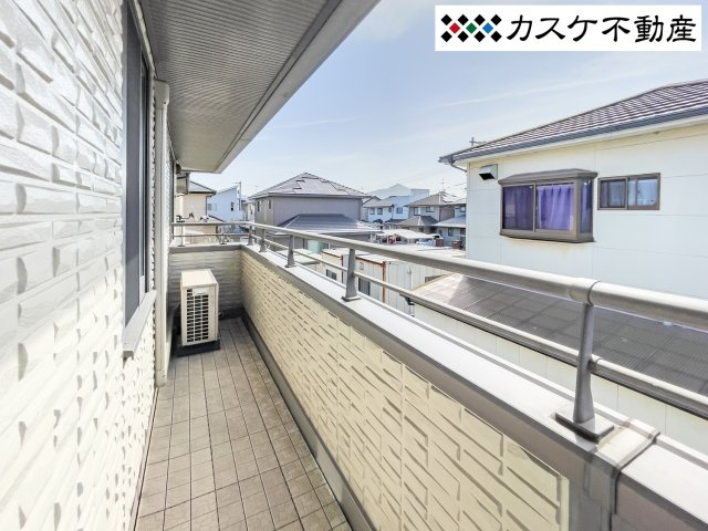 広々とした南側バルコニーで日当り良好です。