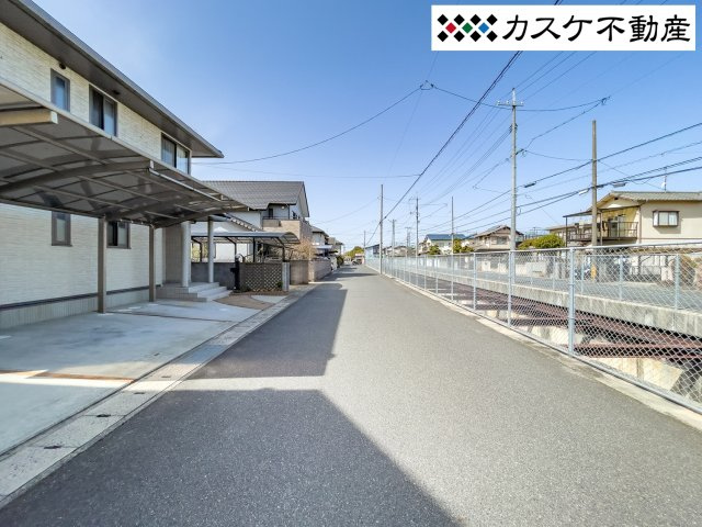 幅員約6mの通り抜けのない道路で安全です。