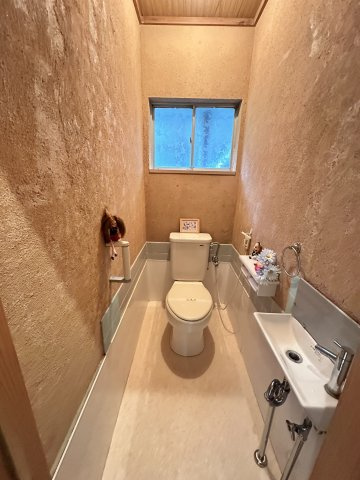 タンクとは別に独立した手洗器を完備！コンパクトながら使いやすい設計のトイレです。窓付きでしっかり自然換気ができるため、ニオイや湿気対策もバッチリ。落ち着いた内装でリラックスできる空間です。