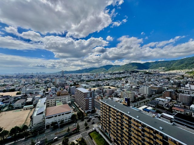 バルコニーから海と山両方をご覧いただけます。