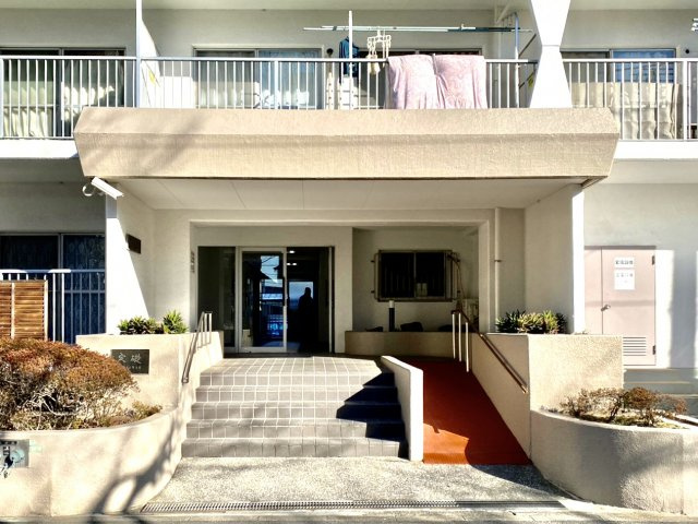 【エントランス】マンションのエントランスは、その物件の印象を決める、顔とも言える場所です。毎日通る場所ですからきれいなのが良いです。