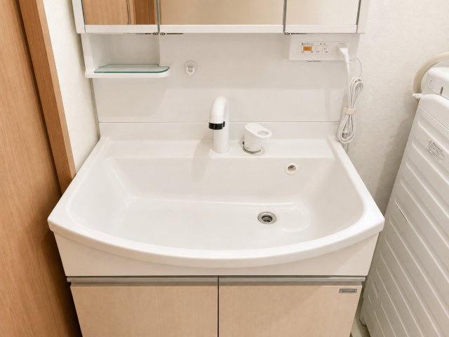 三面鏡タイプの洗面化粧台を採用しており、身支度がしやすい仕様です。鏡裏には収納スペースを備え化粧品や洗面用品をすっきり整理できます。広めの洗面ボウルで使い勝手も良く、毎日の暮らしを快適にサポートします