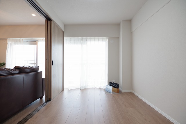 約5.5帖の洋室です！お部屋には南向きのバルコニーに面する窓や収納があります！