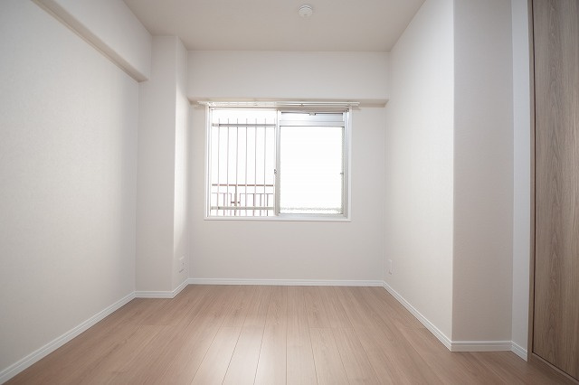 約5帖の洋室です！お部屋には収納や窓があります！