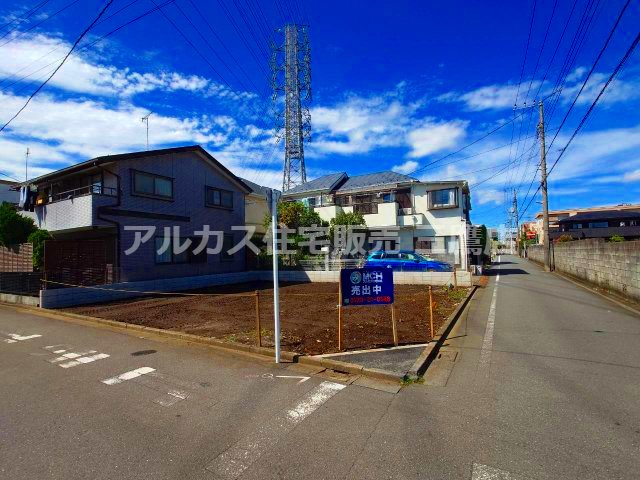 2面の道路に接する開放感溢れる角地全景。陽当り・通風ともに良好で、風通しの良い快適な住まいが実現します。