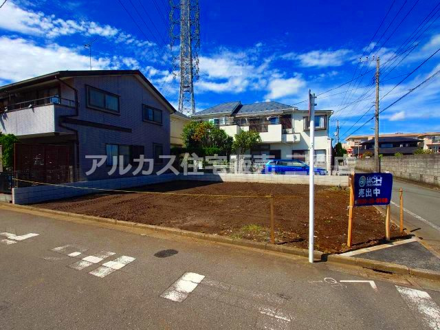 道路に広く接した明るい売地。前面道路との段差も少なく、駐車スペースや玄関アプローチのレイアウトがしやすい形状です。