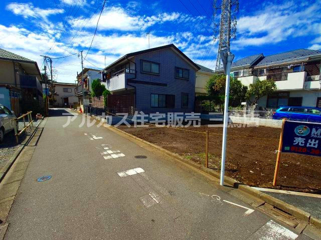 舗装された見通しの良い前面道路。車通りが少なく落ち着いた周辺環境で、お車の出し入れも安心です。