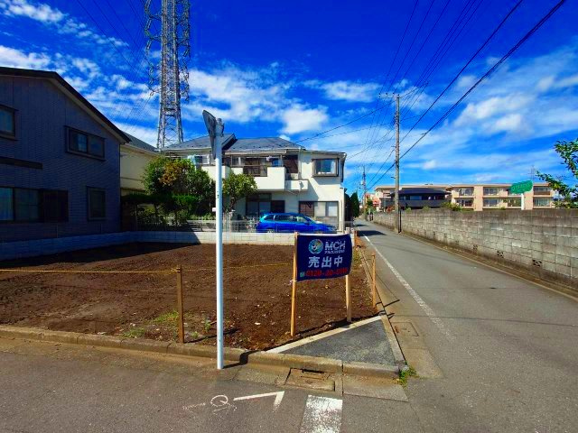 閑静な住宅街に佇む広々とした売地。のびのびとした住環境で理想のマイホーム建築をご検討いただけます。