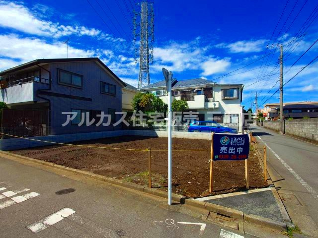 すっきりと整理された更地状態の建築条件付き売地。建築後の生活イメージや間取りのプランニングがしやすい区画です。