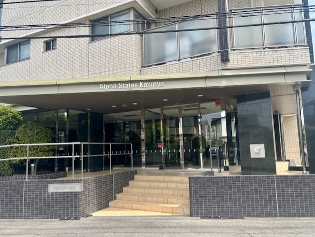 ご家族や訪れる方を心地よくお迎えします。モダンでシックな装いが心地いい迎賓の空間です。20264月撮影　