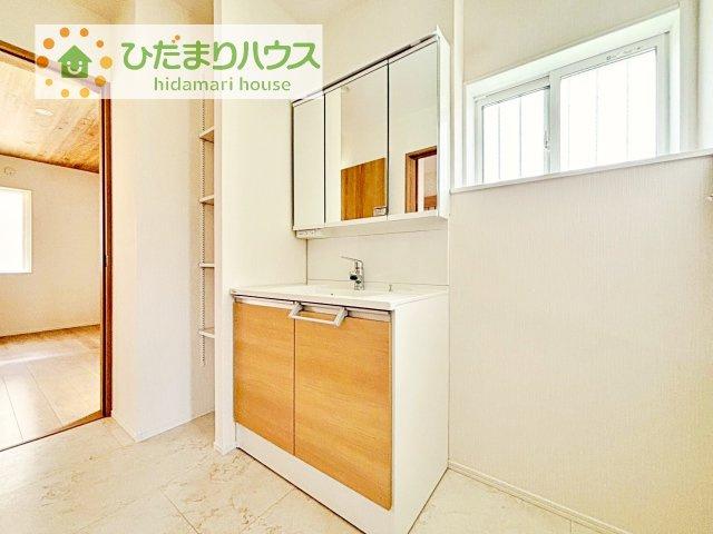 三面鏡の大きな鏡は憧れます(^^♪　鏡の後ろは収納となっていて、細かいものでも収納できるのでスッキリと整理できます！