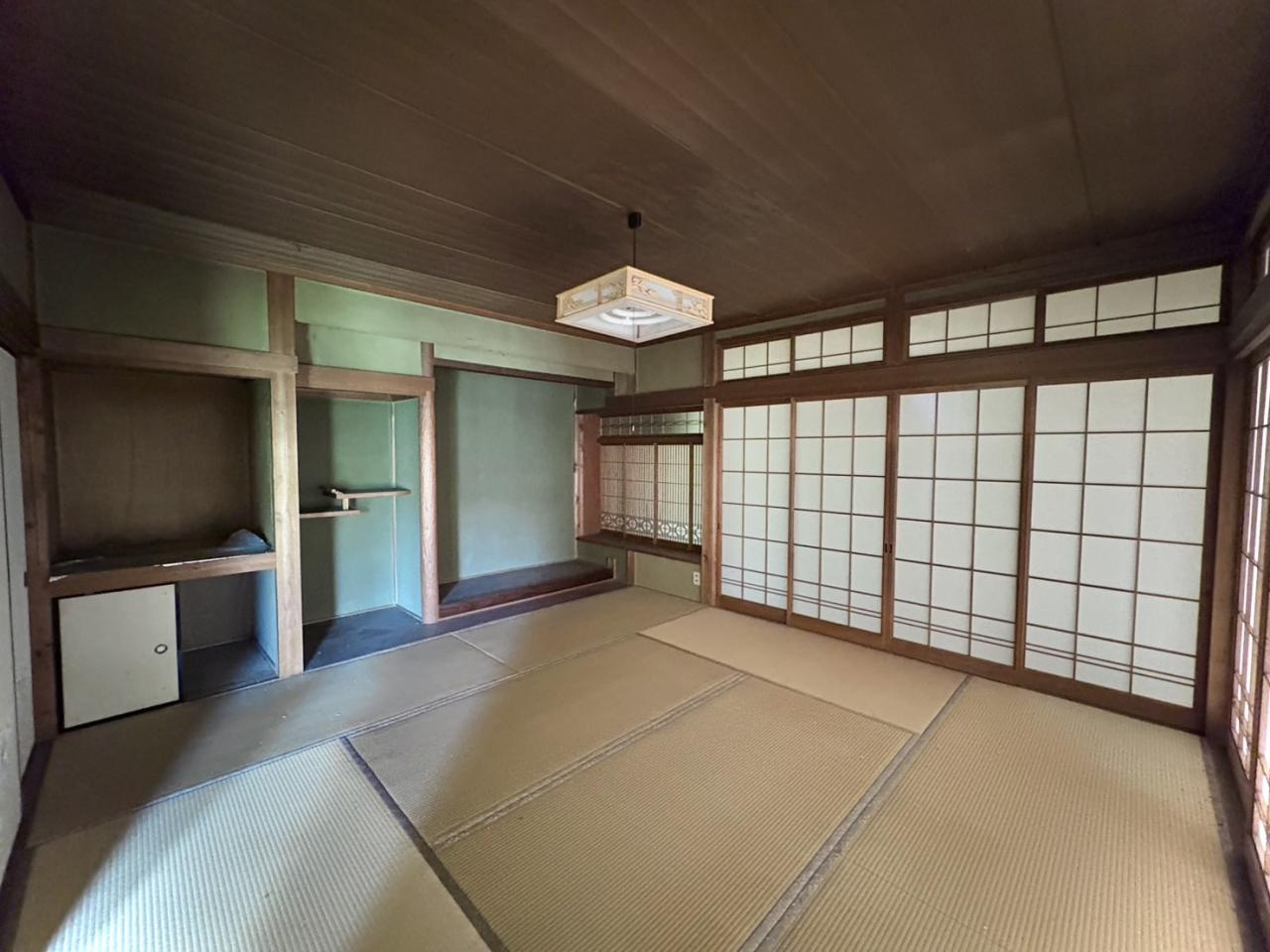 広い和室です。伝統的な床の間や飾り棚があり、落ち着いた趣があります。広々とした空間は、客間や寝室、家族の団らんなど、多目的に利用できます。障子越しに差し込む柔らかな光が魅力です。