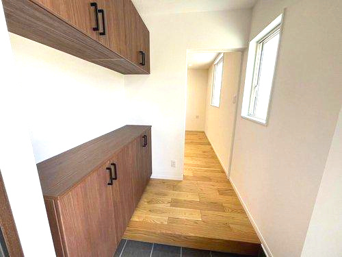 【下伊敷3丁目　モデルハウス分譲の玄関】