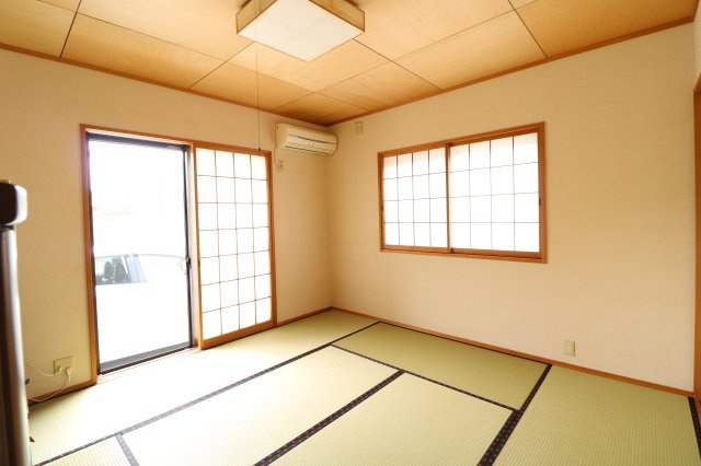 2ヶ所の窓で明るい8帖の和室です！