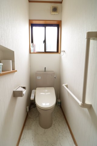 窓がある明るく換気がしやすい1階トイレ！