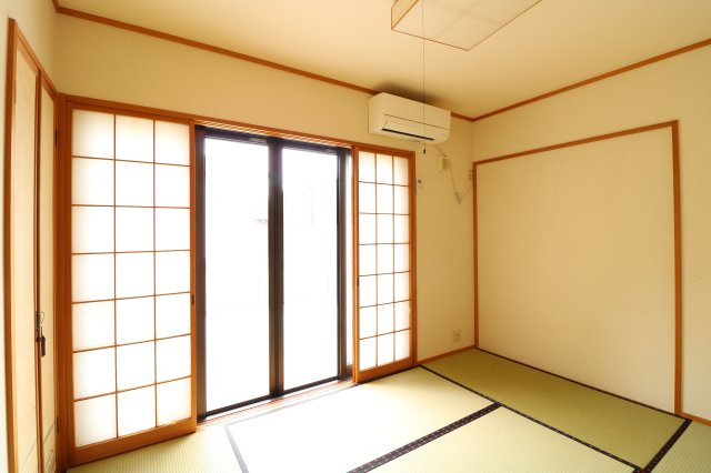 美波から光が入る明るい和室です！壁は隣とすぐに続き間に出来るように施工されています！