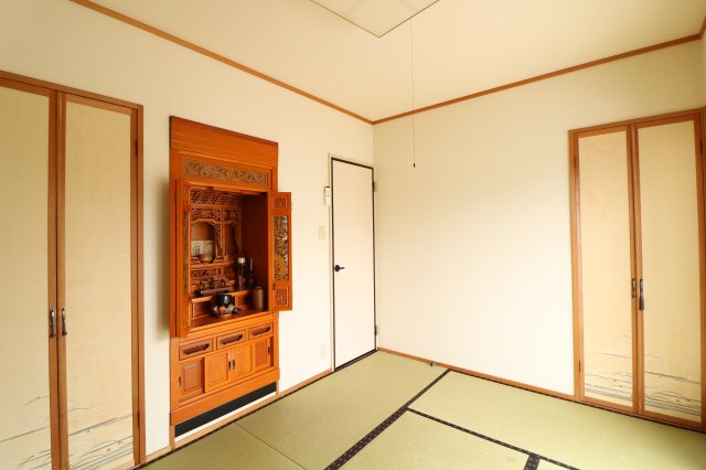 収納と仏間がある和室です。（まだご位牌は入っておりません）