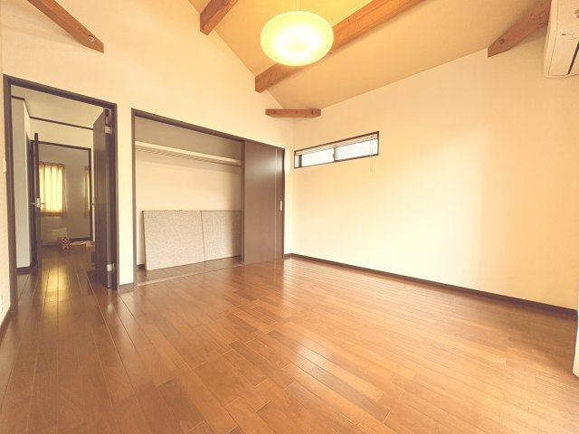 ゆとりある広さが魅力の約8帖の洋室は主寝室としても快適にお使いいただける空間です。天井には化粧梁が施され開放感とデザイン性を兼ね備えた印象的な仕上がり。大きめのクローゼットも備えており、収納力も十分。