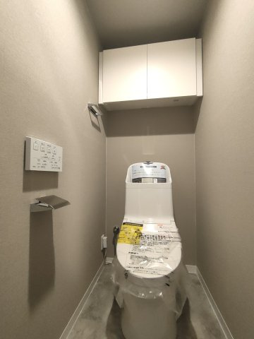【トイレ】　シンプルで清潔感のあるトイレ空間です。