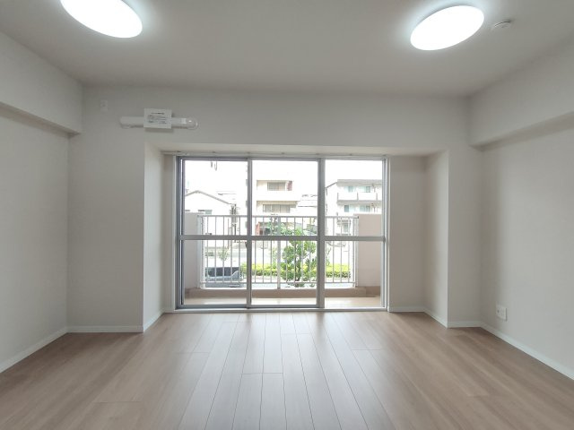 【LDK　約16.2帖】　窓からの光がやさしく差し込む、居心地の良いLDKです。