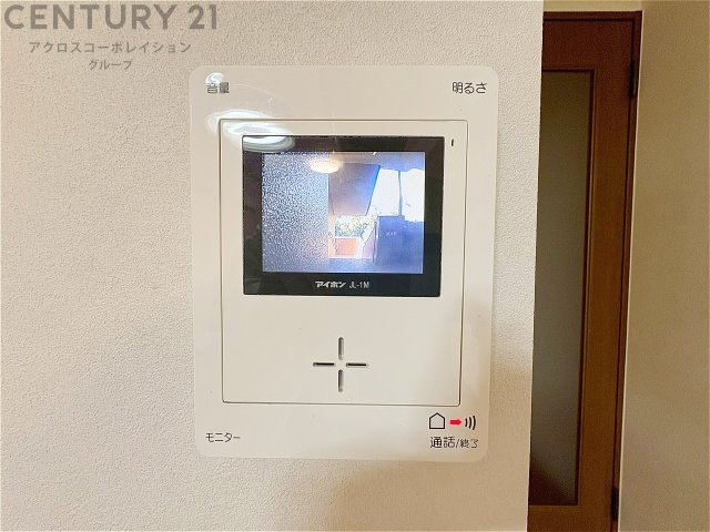 訪問者が来たときにテレビ画面で確認できるため、安心してドアを開けられます。録画機能があるものもあり、留守中に来訪者を記録しておくことができます。利便性が高く、セキュリティ面でも安心です。