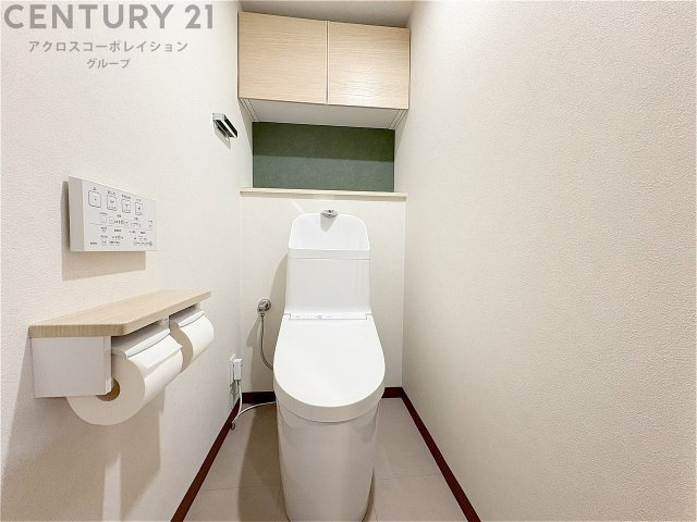 温水洗浄便座付トイレは温水洗浄機能により、暖かい水でおしりを洗浄することができ、冷たい水を使う従来の便座に比べ、温水洗浄機能で暖かいトイレを提供し、快適な使用を可能にします。　