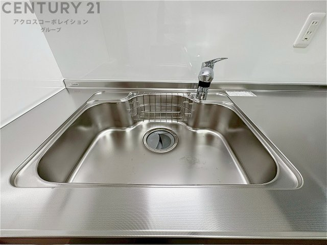 大きなシンクでお鍋などの大きな調理器具を洗う際にも便利です。　