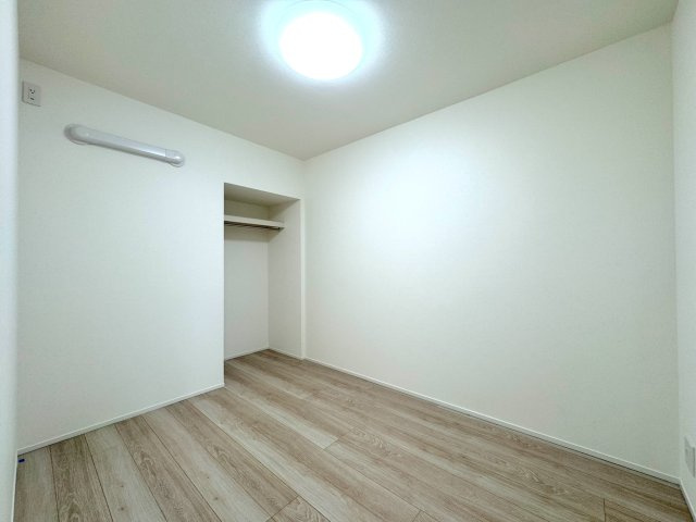 洋室4帖　4.0帖の洋室は、お一人分のお部屋としてはもちろん、納戸や衣装部屋としても使い勝手の良い空間。全居室リフォームによりクロス・フローリングも新調され、気持ちよくお使いいただけます。