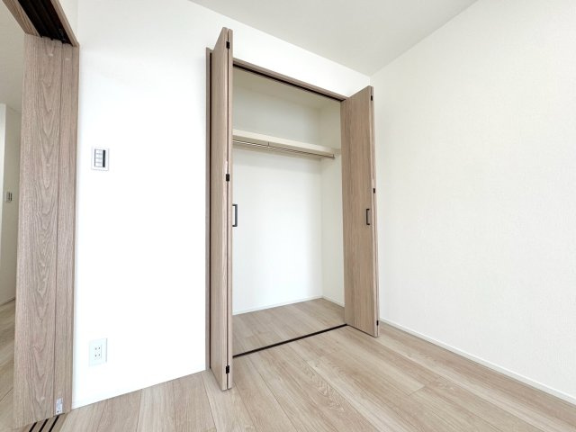 【収納】　衣類や生活用品をすっきり収納できる豊富な収納スペース。お部屋を広く清潔に保つのに役立ちます。