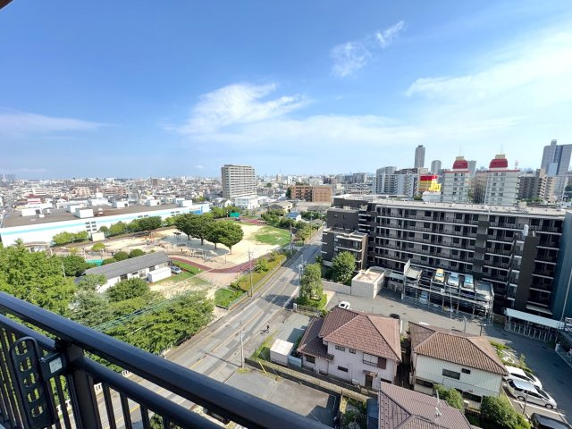 眺望　バルコニーからの心地よい眺望。前面に高い建物がなく、開放感のある景色と爽やかな風を感じられます。
