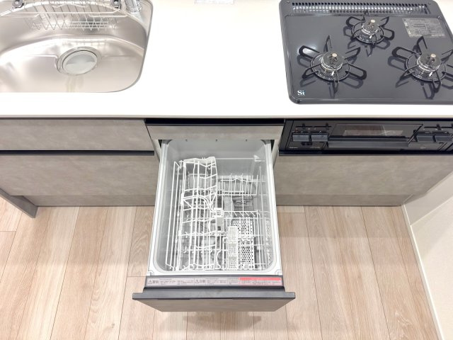 食洗機　面倒な食器洗いを自動化できるビルトイン食洗機を搭載。手洗いに比べて節水効果も高く家事をサポートします。