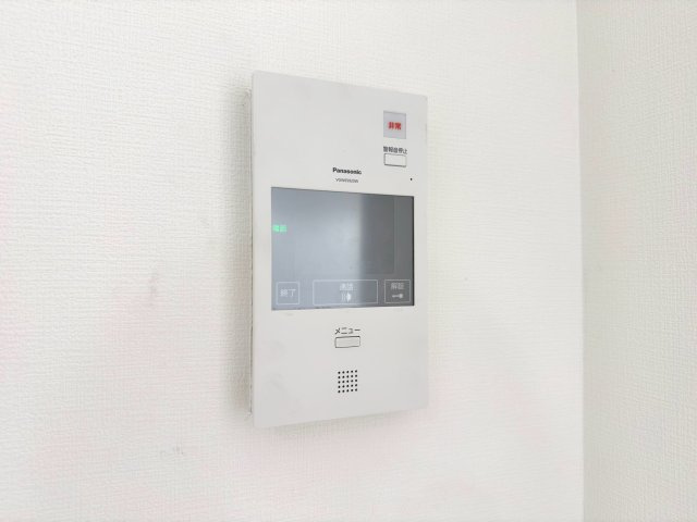 TVモニター付きインターホン　来訪者の顔を室内からしっかり確認できるTVモニター付きインターホン。防犯面に配慮された安心の設備です。