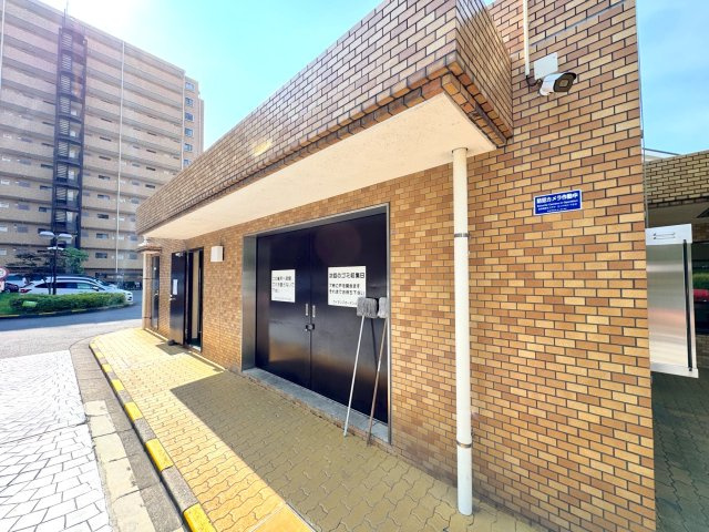 ゴミ置き場　綺麗に管理された敷地内のゴミ置き場。