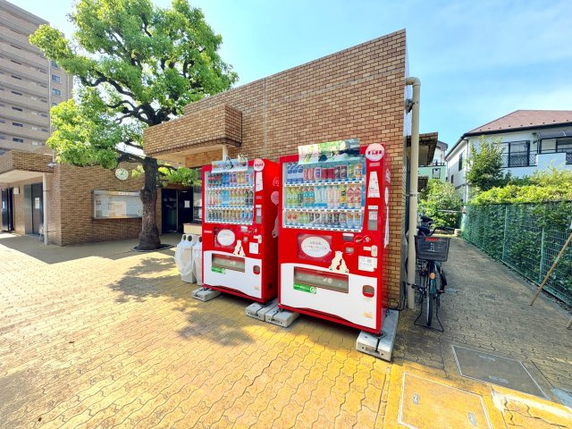 自販機　敷地内に設置された自動販売機。外出先から帰宅した際や、ちょっとした喉の乾きにもすぐ対応できて便利です。