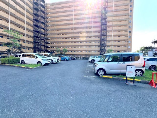 駐車場　敷地内に完備された駐車場エリア。お車をお持ちの方も安心してご検討いただける住環境です。