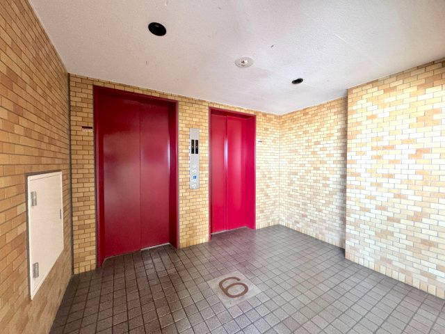 エレベーター　管理が行き届いたエレベーターホール。住まう方が安心・快適に利用できるよう清潔に保たれています。