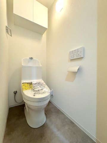 トイレ新規交換　新規交換済みの快適なトイレ空間。清潔感があり、毎日気持ちよくお使いいただける衛生的な設備です。